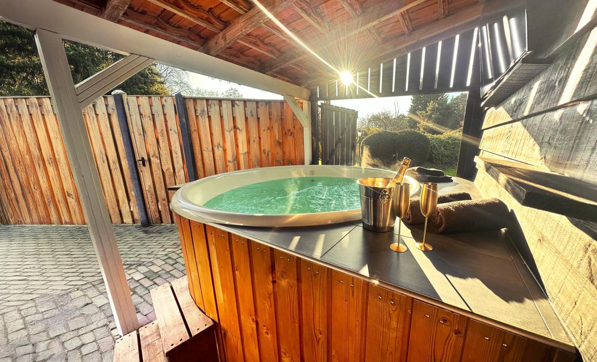 Wellness Tuin - Ultieme Partner Beleving - St Hubertus Suite Met Jacuzzi ,Openhaard, Prive Hottub En Prive Sauna In Jachthut Stijl Horst Exterior photo