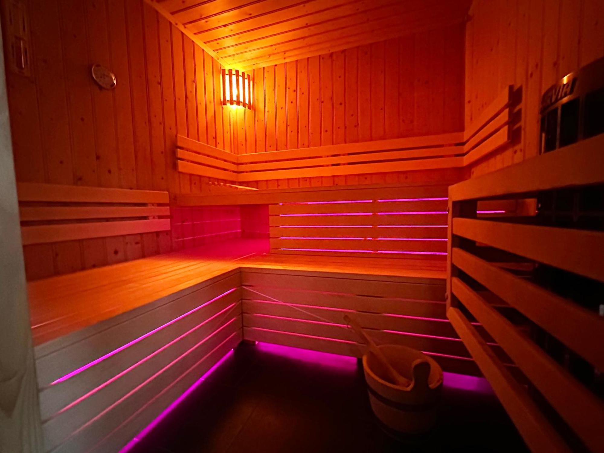 Wellness Tuin - Ultieme Partner Beleving - St Hubertus Suite Met Jacuzzi ,Openhaard, Prive Hottub En Prive Sauna In Jachthut Stijl Horst Exterior photo
