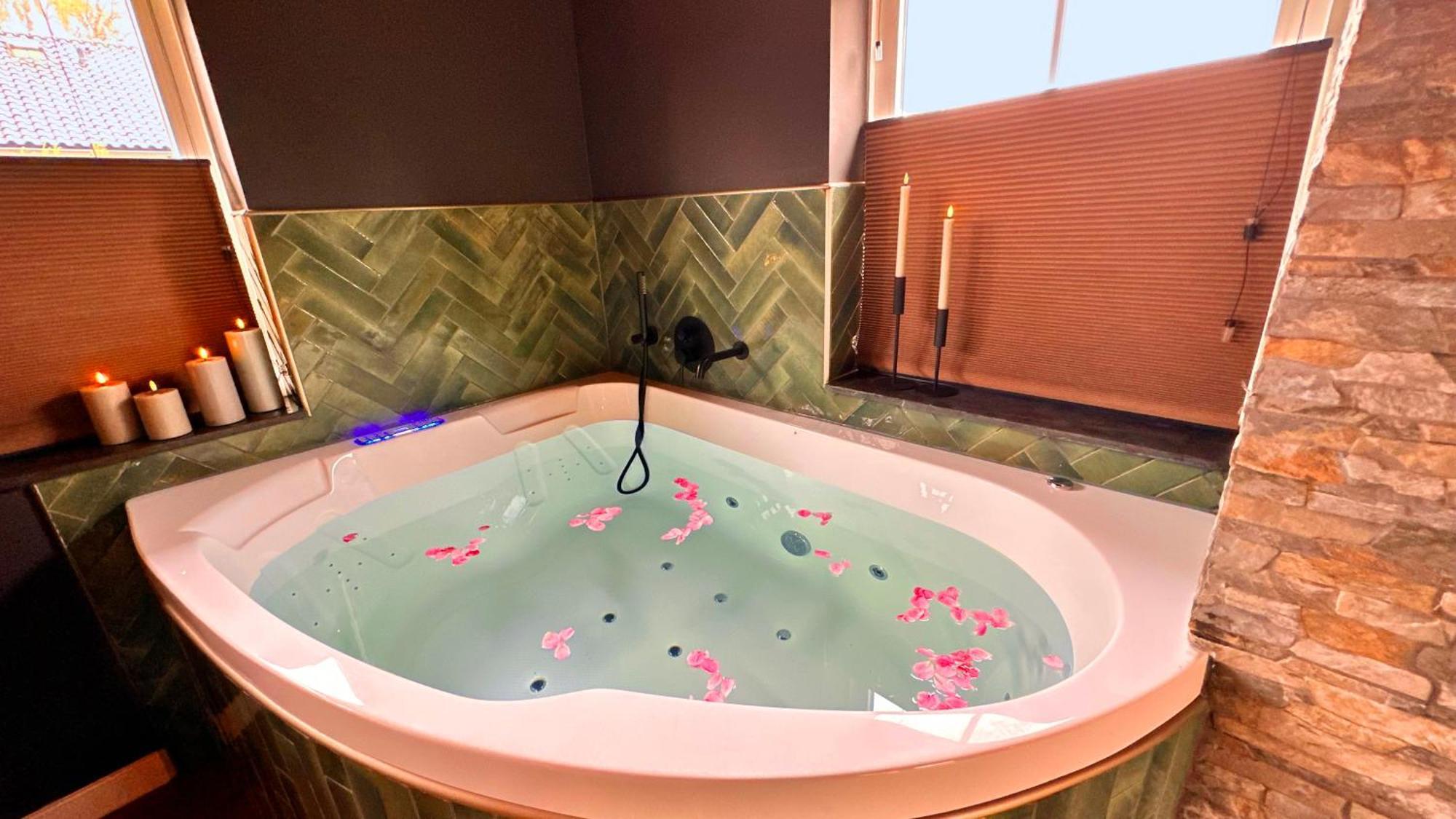 Wellness Tuin - Ultieme Partner Beleving - St Hubertus Suite Met Jacuzzi ,Openhaard, Prive Hottub En Prive Sauna In Jachthut Stijl Horst Exterior photo