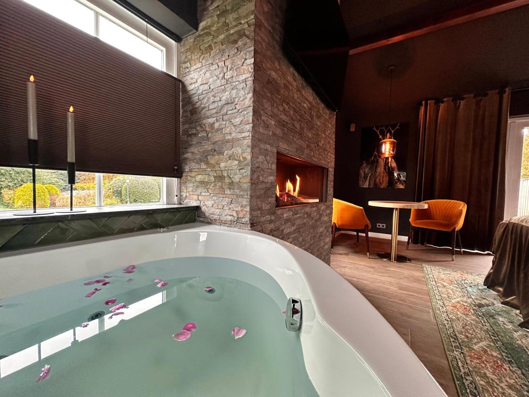 Wellness Tuin - Ultieme Partner Beleving - St Hubertus Suite Met Jacuzzi ,Openhaard, Prive Hottub En Prive Sauna In Jachthut Stijl Horst Exterior photo