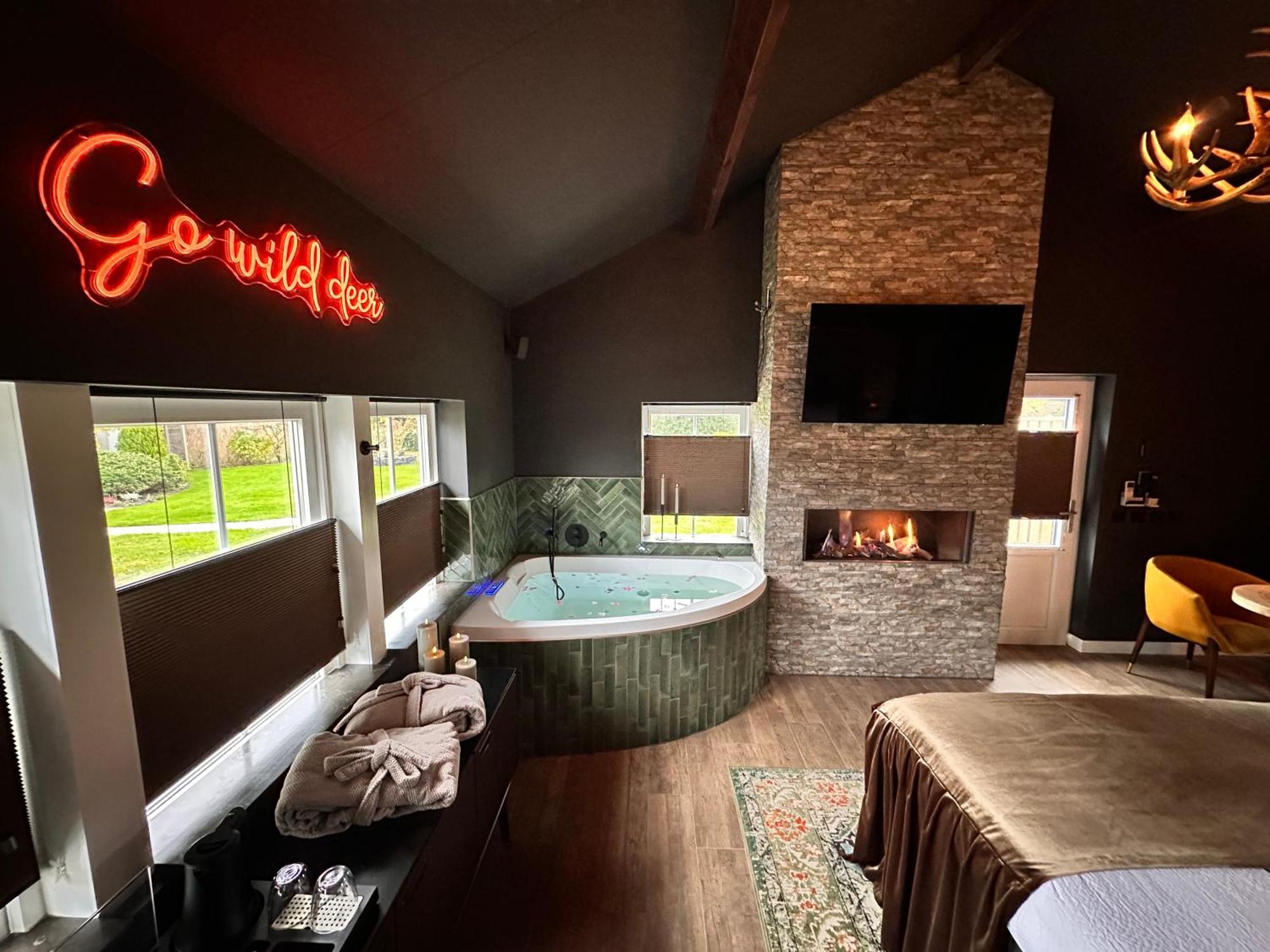 Wellness Tuin - Ultieme Partner Beleving - St Hubertus Suite Met Jacuzzi ,Openhaard, Prive Hottub En Prive Sauna In Jachthut Stijl Horst Exterior photo