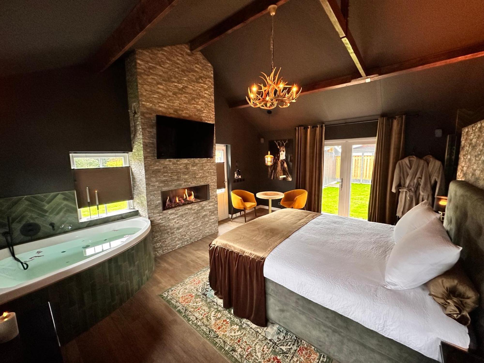 Wellness Tuin - Ultieme Partner Beleving - St Hubertus Suite Met Jacuzzi ,Openhaard, Prive Hottub En Prive Sauna In Jachthut Stijl Horst Exterior photo