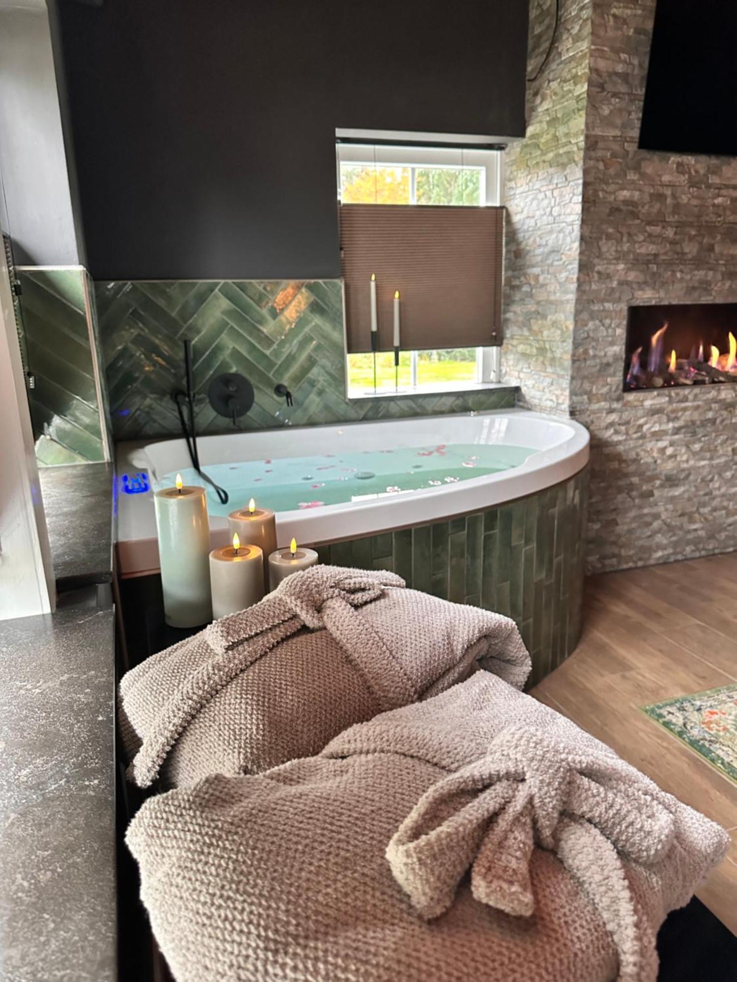 Wellness Tuin - Ultieme Partner Beleving - St Hubertus Suite Met Jacuzzi ,Openhaard, Prive Hottub En Prive Sauna In Jachthut Stijl Horst Exterior photo