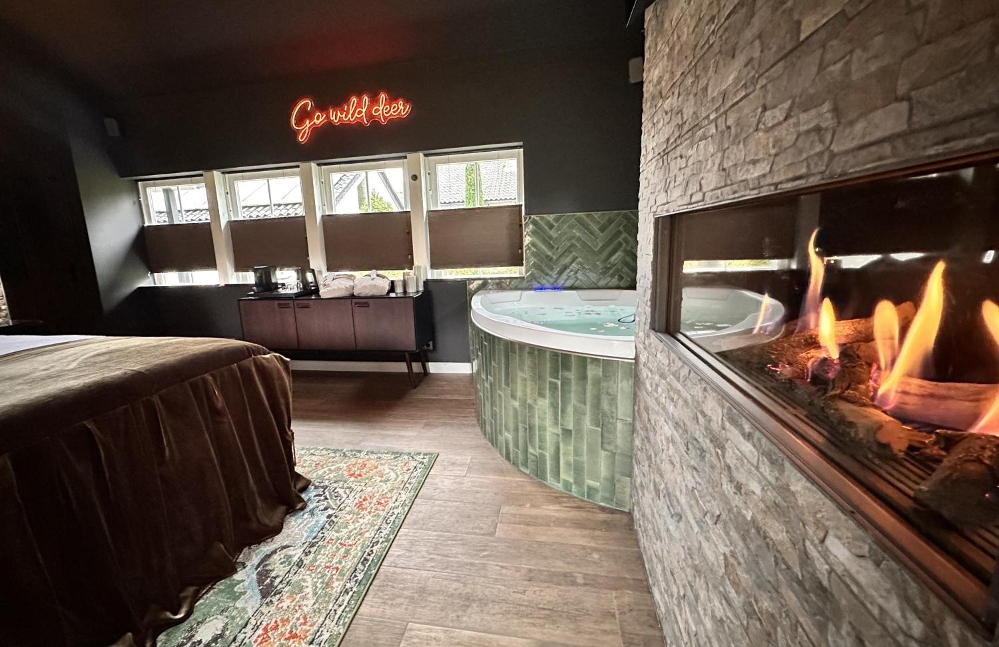 Wellness Tuin - Ultieme Partner Beleving - St Hubertus Suite Met Jacuzzi ,Openhaard, Prive Hottub En Prive Sauna In Jachthut Stijl Horst Exterior photo